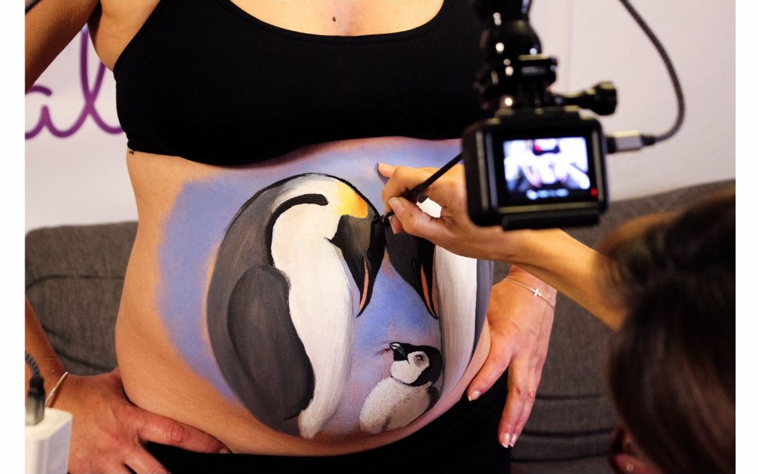 Mujer embarazada con una gran barriga fiesta de género sosteniendo un  papel firmado por un niño en la mano es un niño  Foto Premium